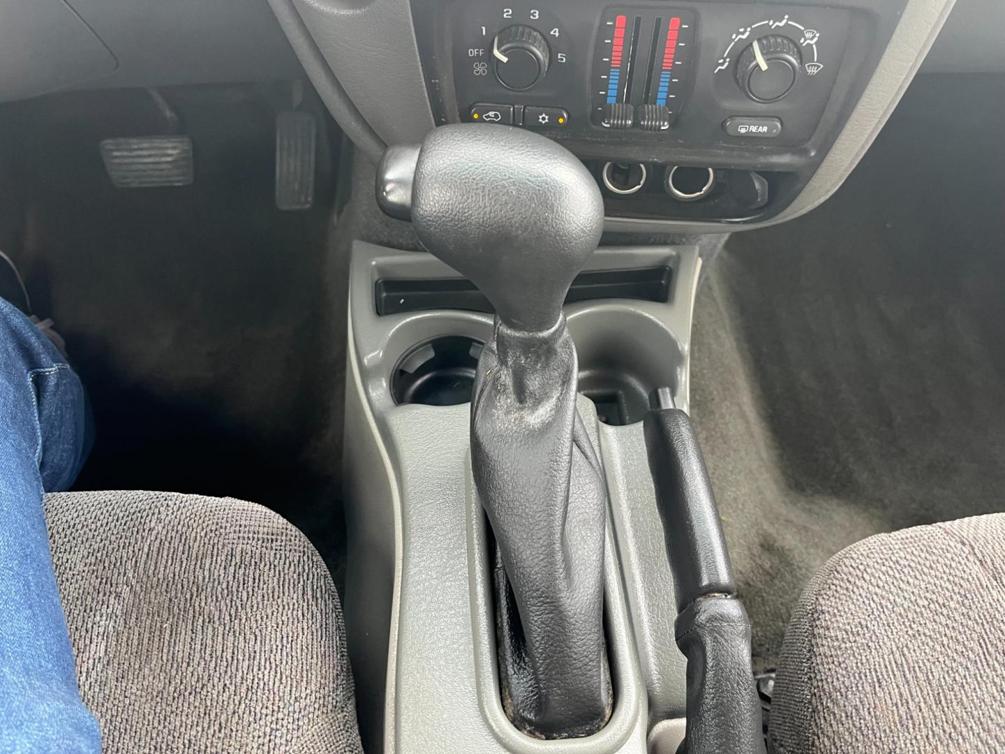 2004 SILVER /black Chevrolet TrailBlazer LS 2WD (1GNDS13S242) with an 4.2L L6 DOHC 24V engine, 4-Speed Automatic Overdrive transmission, located at 14700 Tomball Parkway 249, Houston, TX, 77086, (281) 444-2200, 29.928619, -95.504074 - Photo#13